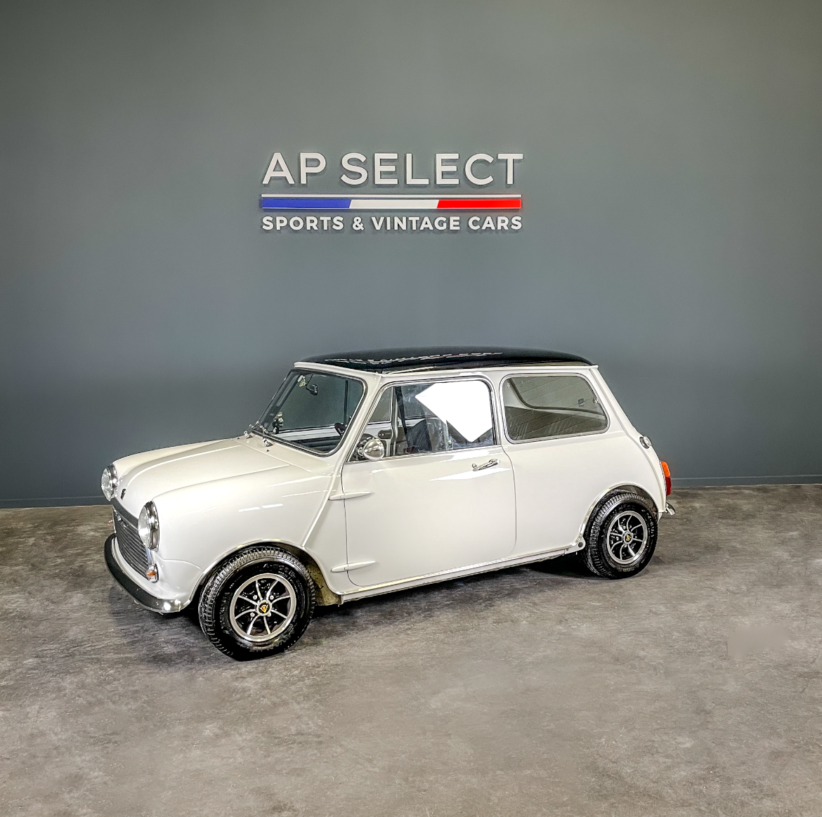 Photographie d'une MINI Cooper 1000 MK2  vue de trois quarts face dans les locaux d'AP SELECT